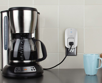 Smart socket zet het koffiezetapparaat aan