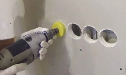Gipsplaatgat voor de socket