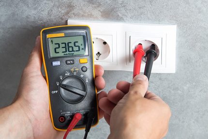 De juiste aansluiting van de tentakels van de multimeter