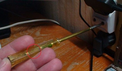 Test napięcia za pomocą śrubokręta wskaźnikowego