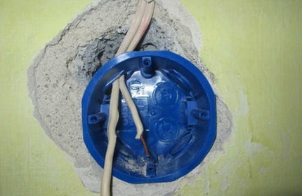 Ang pag-install ng isang baso sa isang angkop na lugar sa dingding