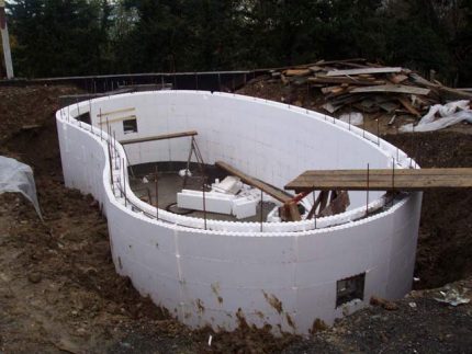 Piscine avec parois en blocs de polystyrène