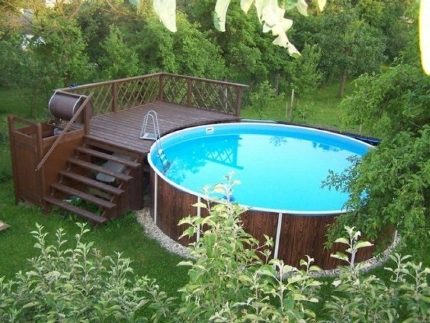 Buitenzwembad met speeltuin