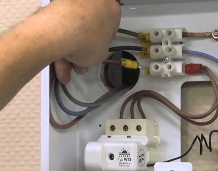 Kết nối nồi hơi với nguồn điện