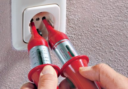 Phase detection with an indicator screwdriver