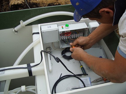 Connexion du câble d'alimentation aux bornes