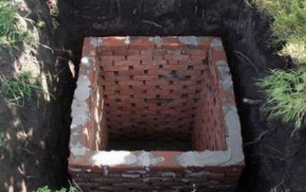 Masonry of the walls of the waste tank
