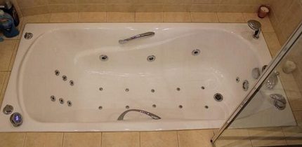 Mẫu bồn tắm gang với hydromassage