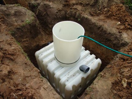 Tank septic tank geïnstalleerd in de funderingsput