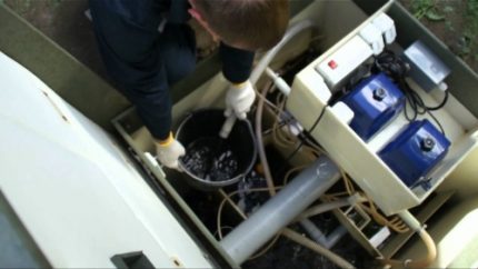 Het schoonmaken van de septic tank Topas