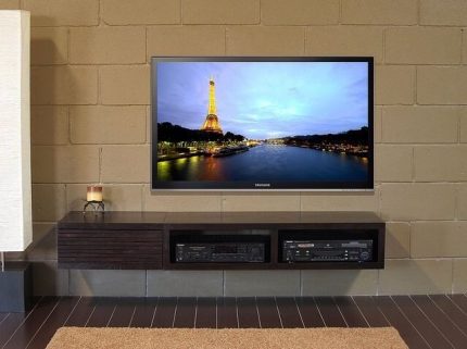 Instalacja gniazd za telewizorem