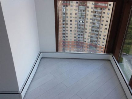 Thiết bị váy trên ban công