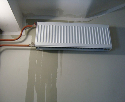 Lekkende radiator onder het plafond