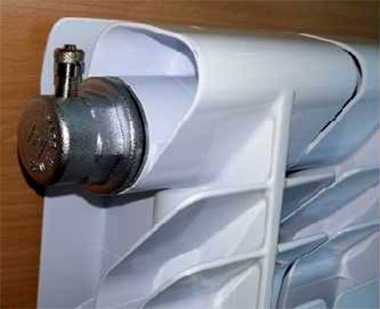 Verwarming radiator met Mayevsky kraan
