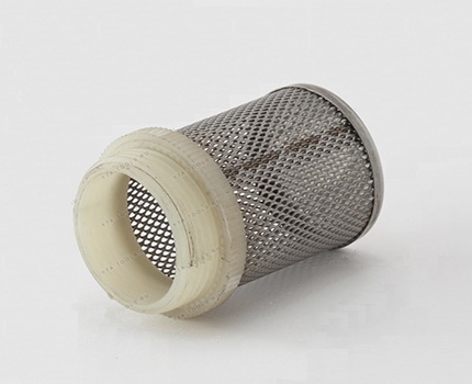 Le filtre avec une grille pour la purification de l'eau brute