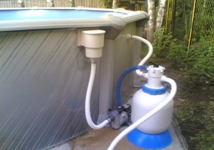 Pourquoi l'eau de piscine est nettoyée avec un filtre