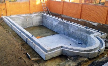 Het zwembad van buitenaf waterdicht maken