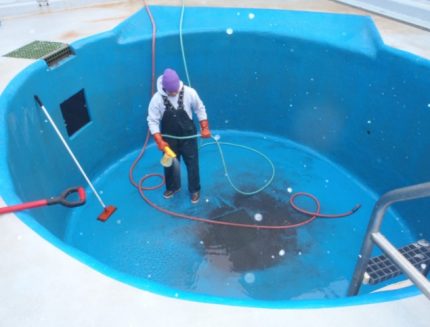 Waterdicht maken van het zwembad met waterafstotende coating