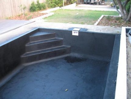 Waterdicht maken van het zwembad met coatingverbindingen