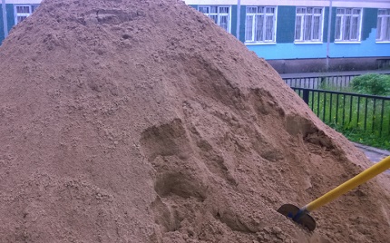 Zand is nodig om de septic tank vanaf de banden te vullen