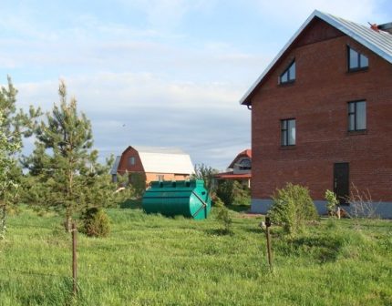 Installatie van een septic tank in de zomer