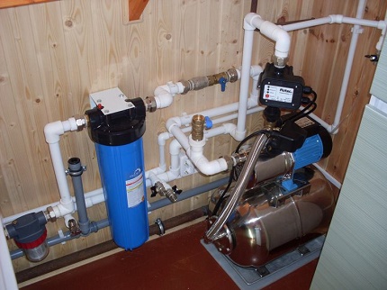 Het interieur van het watervoorzieningssysteem van een woonhuis