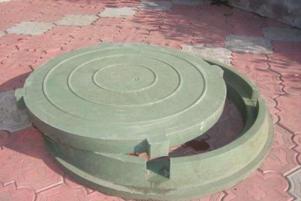 The hatch of a plastic insert for waterproofing a septic tank