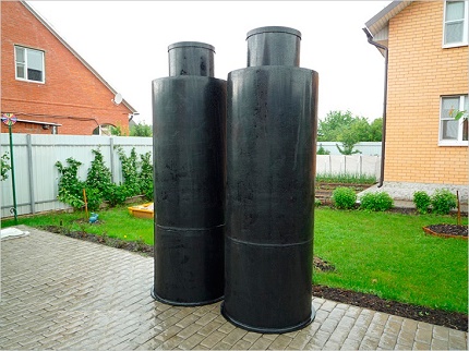 Monolithic waterproofing insert in a septic tank