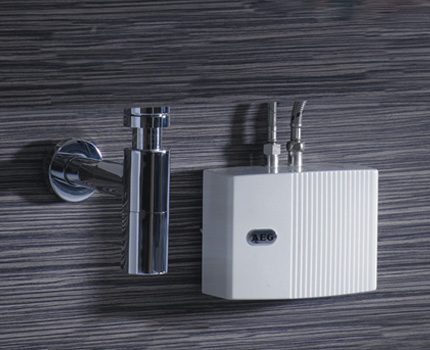 De boiler is stevig aan de muur bevestigd