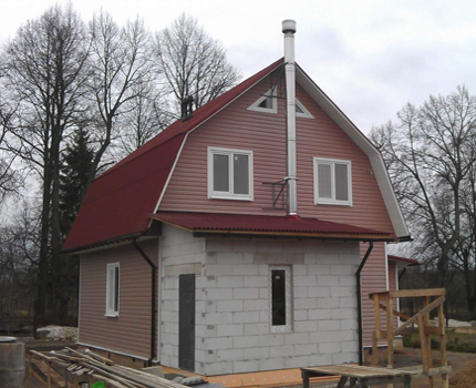 Chaufferie dans une annexe avec cheminée verticale