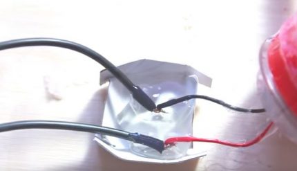 Sluit de pomp aan op de voeding