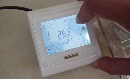Slim model met display