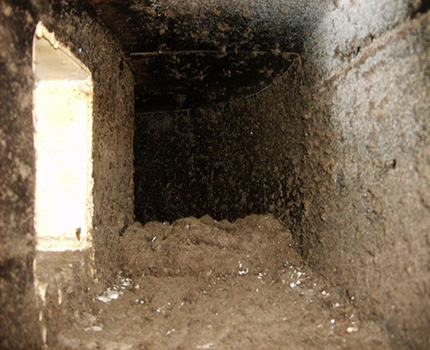 Verontreinigde ventilatieschacht van een appartementengebouw