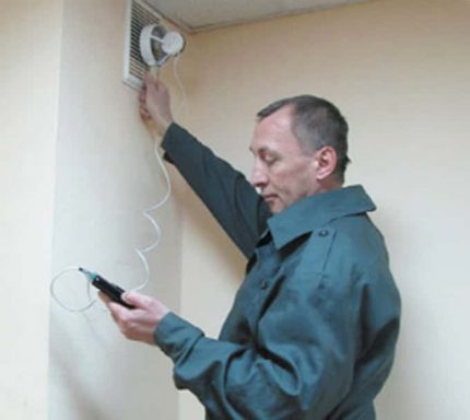 Sprawdzanie wentylacji za pomocą anemometru
