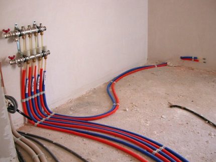 Leidingopstelling voor golfplintverwarming