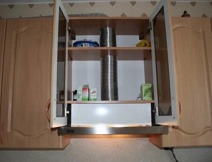 Ang built-in na duct para sa mga hood sa kusina