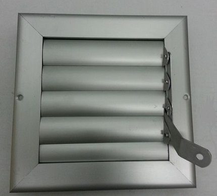 Een kant-en-klare oplossing voor afzuigventilatie, georganiseerd met behulp van een plastic kanaal, is om de klep in een gevormd element te plaatsen - een connector van directe kanalen