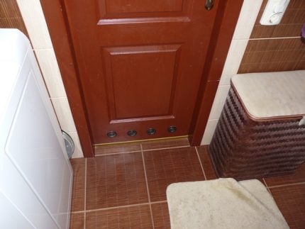 Ventilation i døren til badeværelset