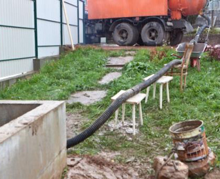 Nililinis ang hukay ng kanal gamit ang isang suction pump