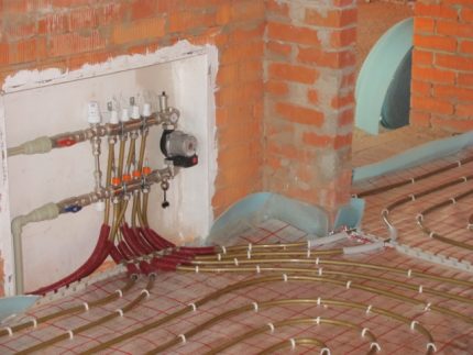 Installatie van vloerverwarming met een collector
