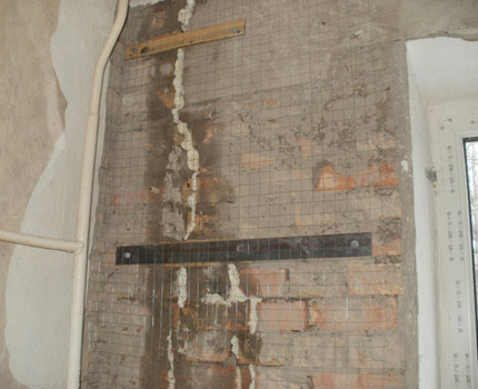 Barsten in de muur van een woongebouw