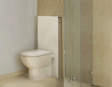 Toilet op de vloer met blokinstallatie