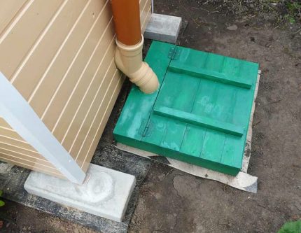 Variante de l'appareil d'une toilette extérieure country