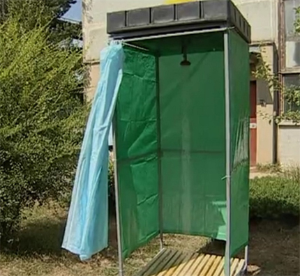 Platte tank voor zomerdouche