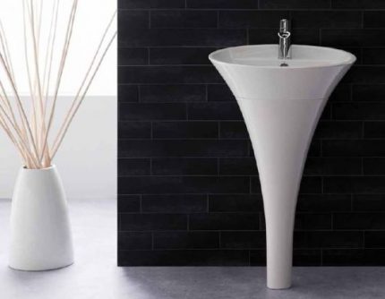 Porcelain Tulip Sink