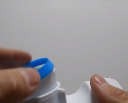 Đặt một kẹo cao su hình nón trên cổ của vòi phun