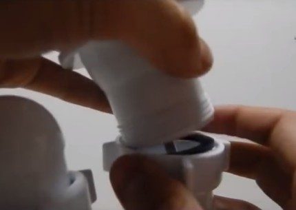 Đặt cổ trên ống bịt nước