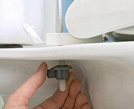 Retrait du couvercle des toilettes