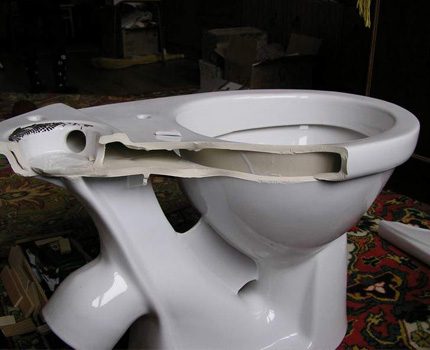Cuvette des toilettes gravement endommagée