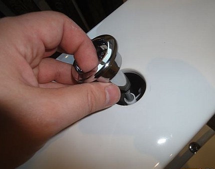 Alisin ang pindutan ng lock ng kanal
